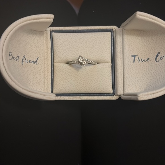 Ever Us ring size 5.5. Beautiful ring. - Picture 4 of 13